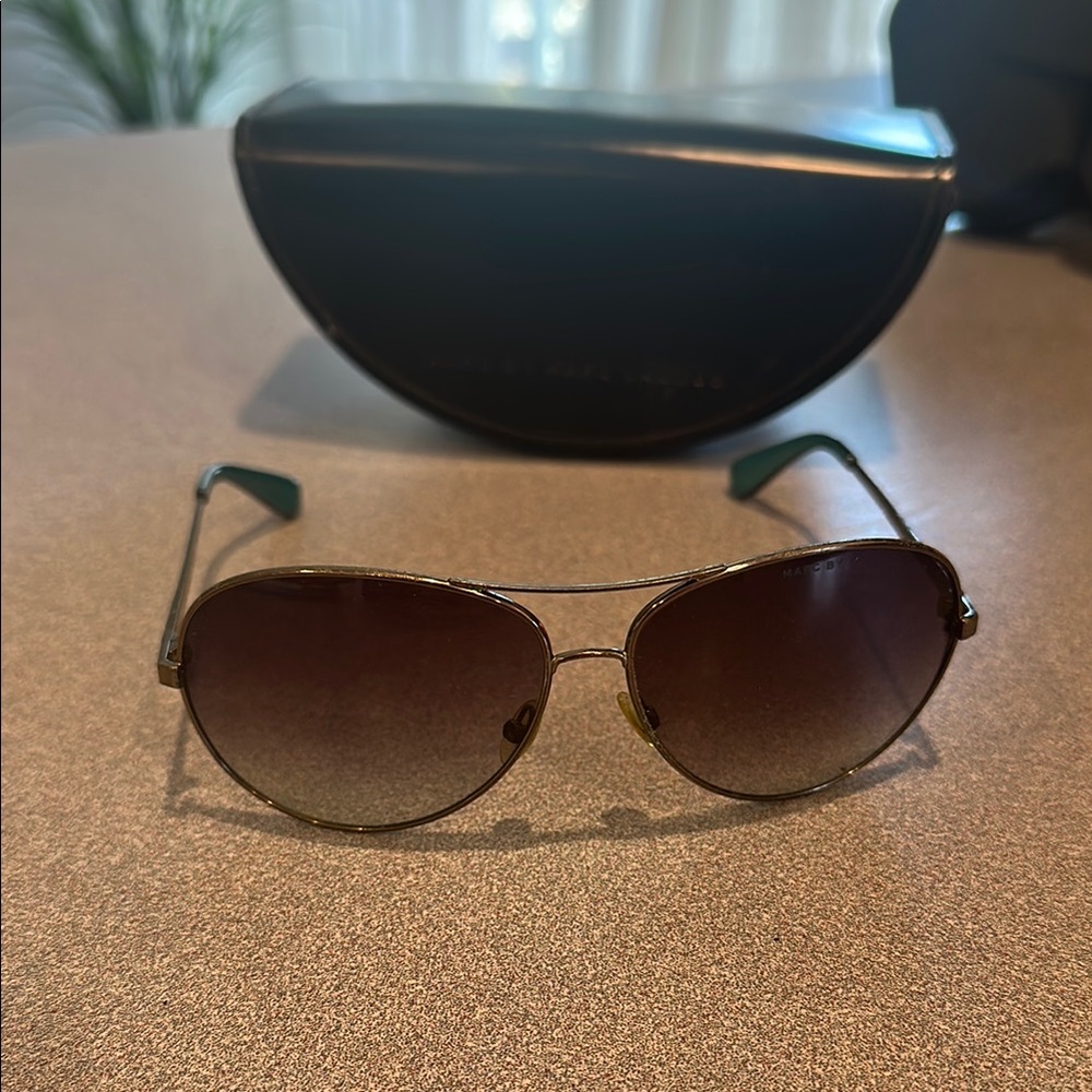 Stylish Aviator Sunglasses with Case